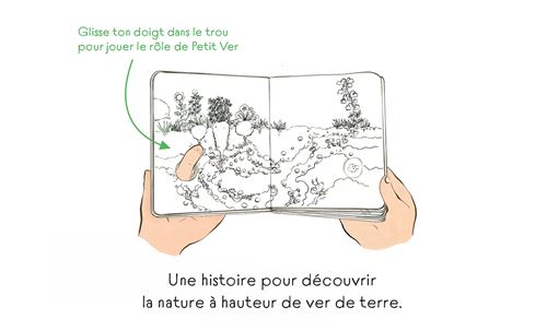 Une illustration montrant un livre ouvert avec des dessins représentant la nature, accompagné d'instructions pour jouer le rôle d'un ver de terre en glissant un doigt dans un trou.