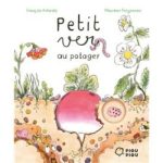 Couverture d'un livre intitulé 'Petit ver au potager', illustrée avec des légumes, des fleurs et un paysage de jardin.