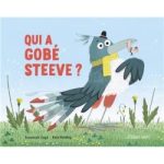 Couverture du livre intitulé "Qui a gobé Steeve ?" montrant un oiseau coloré avec une écharpe, tenant un poisson et se tenant dans un champ.