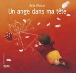 Couverture du livre 'Un ange dans ma tête' d'Anja Klaus, montrant un enfant dessiné avec un ange et des plumes sur un fond rouge.