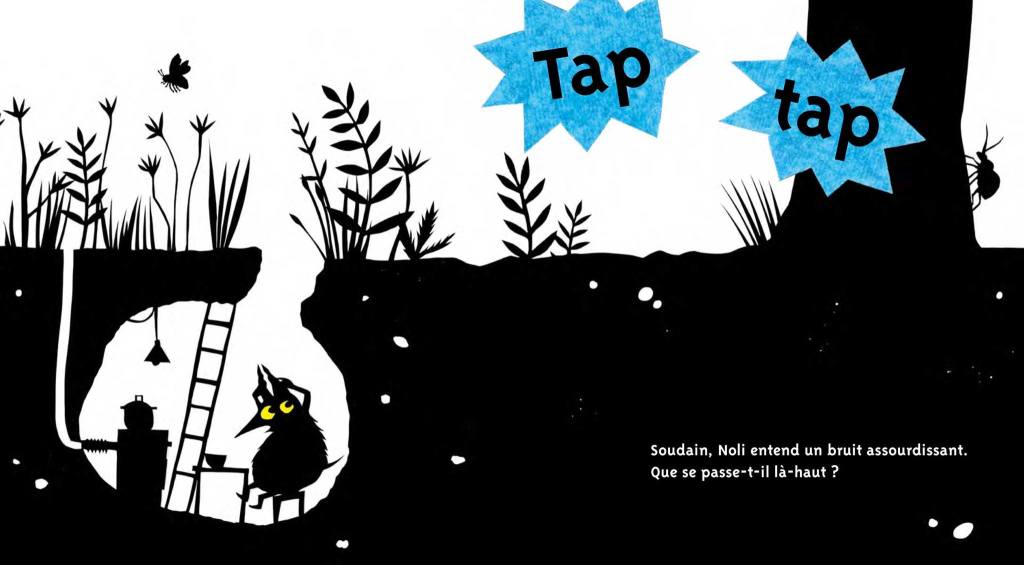 Illustration d'un petit animal noir avec de grands yeux, assis sous terre, écoutant un bruit. On aperçoit une échelle et un seau, entouré de plantes. Le texte en haut indique un bruit de 'tap tap'.