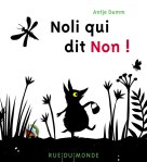 Couverture du livre 'Noli qui dit Non !' d'Anja Banns, avec une silhouette de personnage dans un décor naturel, entouré d'insectes et de plantes.