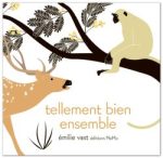 Couverture d'un livre intitulé 'tellement bien ensemble' avec une illustration d'un cerf et d'un singe assis sur une branche.