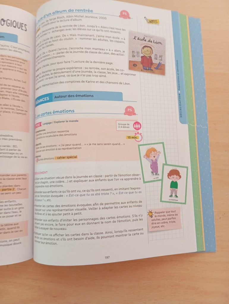 Page d'un livre éducatif sur le thème de la rentrée scolaire, avec des activités autour des émotions pour les élèves de 3 à 4 ans. Un extrait de l'album 'L'école de Léon' et des fiches illustrées sont visibles.