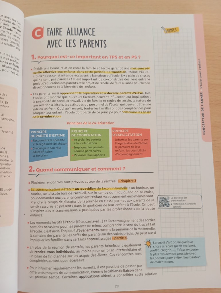 Page d'un livre sur l'importance de la coopération entre les parents et l'école, abordant des principes de co-éducation et des stratégies de communication.