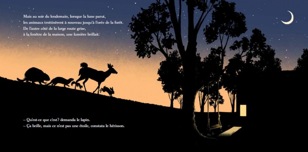Silhouette d'animaux marchant sur une colline au coucher du soleil, avec une lumière brillante émanant d'une maison à proximité.