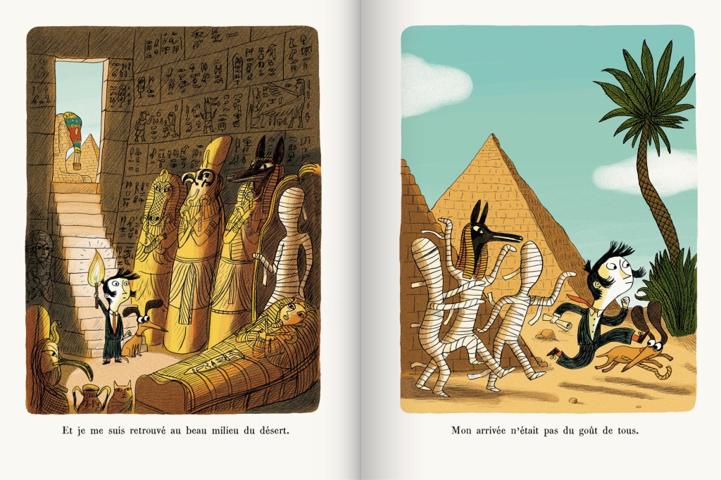 Une illustration montrant un personnage au milieu de sculptures égyptiennes dans une tombe, tenant une torche. À droite, le même personnage semble faire face à des momies et des chiens devant des pyramides.