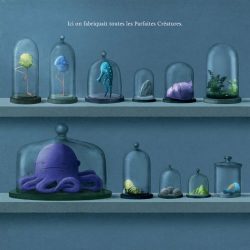 Des formes de vie artificielles sous des cloches en verre, représentant des créatures colorées et imaginaires, avec un accent sur un grand octopus violet au centre.