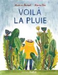 Couverture d'un livre intitulé 'Voilà la pluie', illustrée avec des couleurs vives, représentant un enfant dans un manteau jaune au milieu de plantes luxuriantes.