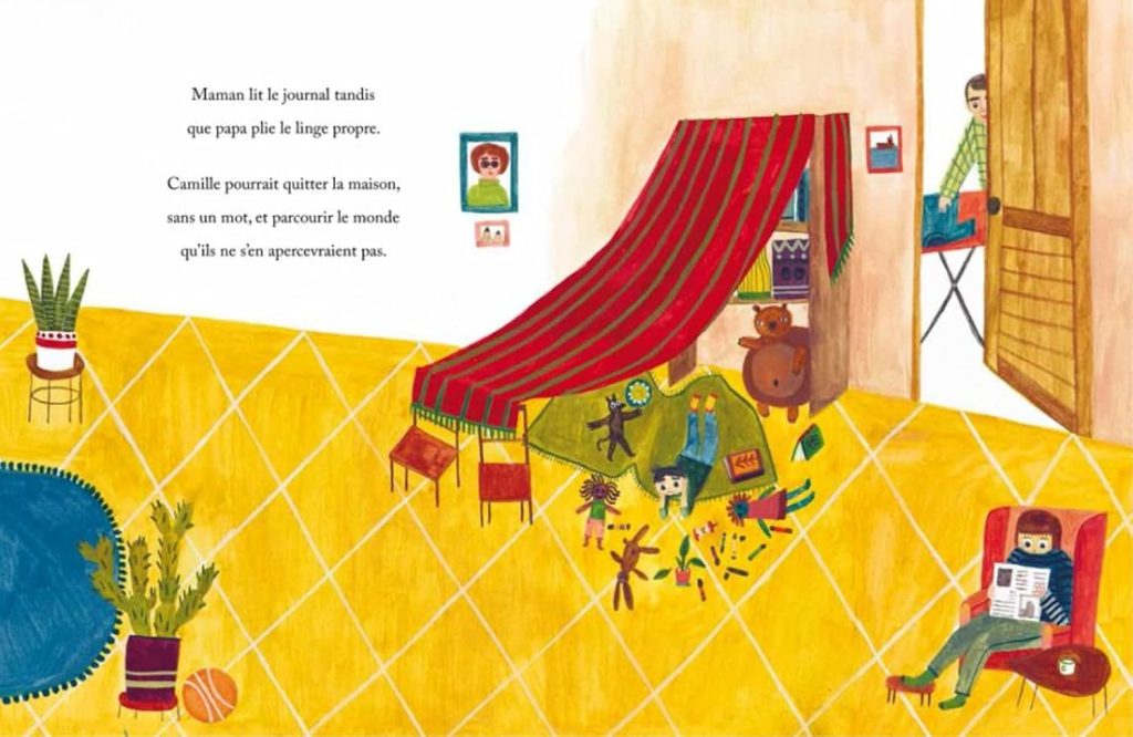 Illustration d'une scène intérieure où maman lit un journal pendant que papa plie le linge. Un enfant joue sur le sol avec des jouets, tandis qu'un autre est assis dans un fauteuil. Une tente improvisée est construite avec des draps rouges.