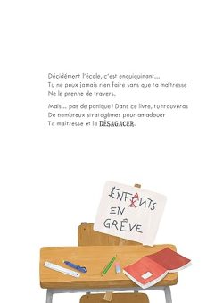 Image d'un bureau d'école avec des fournitures scolaires, un panneau disant 'ENFANTS EN GRÈVE' et un texte en haut exprimant des frustrations d'élèves.