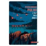 Couverture du livre 'L'île des âmes' de Piergiorgio Pulixi, montrant un paysage nocturne avec des oiseaux en vol et un décor de nature.