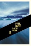 Couverture du livre 'Loch Noir' de Peter May, présentant des montagnes et un lac sous un ciel nuageux, avec un bandeau noir et le titre en lettres dorées.