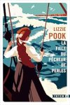 Couverture du livre 'La Fille du Pêcheur de Perles' de Lizzie Pook, montrant une femme regardant la mer depuis un bateau.