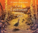 Illustration d'un chemin forestier en automne avec des arbres aux feuilles colorées, et une petite oie marchant sur la route, accompagnée du texte 'C'est l'automne, petite oie !'