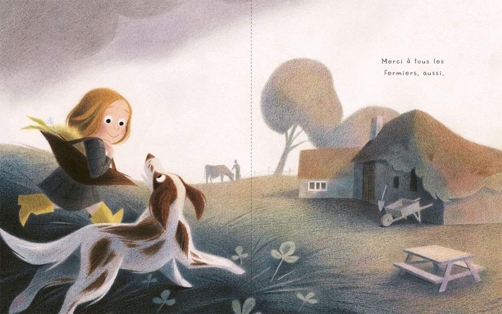 Une petite fille souriante joue avec un chien dans un paysage rural, avec une ferme et des animaux en arrière-plan.