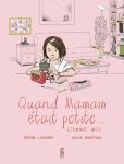 Couverture du livre 'Quand Maman était petite' avec une illustration d'une jeune fille dans une chambre rose, entourée de jouets et de livres.