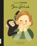 Couverture du livre 'De petite à grande Jane Goodall', illustrant une jeune Jane Goodall avec un singe sur son épaule, sur un fond vert.