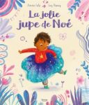 Couverture de livre illustré intitulé 'La jolie jupe de Noé', avec un enfant dans une jupe colorée entouré de motifs floraux.