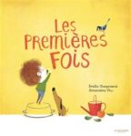 Couverture du livre 'Les Premières Fois' avec un enfant, un chien et des objets colorés sur fond jaune.