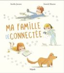 Couverture du livre 'Ma famille de connectée' avec des enfants utilisant des appareils numériques et un chien.