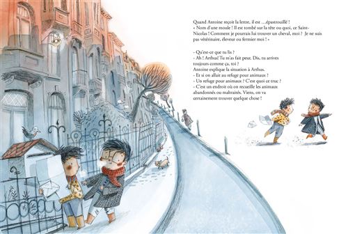 Deux enfants marchent dans une rue enneigée, vêtus de manteaux colorés. L'un d'eux tient une lettre, tandis que l'autre semble perplexe. En arrière-plan, des maisons typiques et un arbre aux branches nues sont visibles.