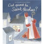 Couverture du livre 'C'est quand la Saint-Nicolas ?', montrant Saint Nicolas en costume rouge sur un toit avec une canne, regardant vers une fenêtre éclairée.