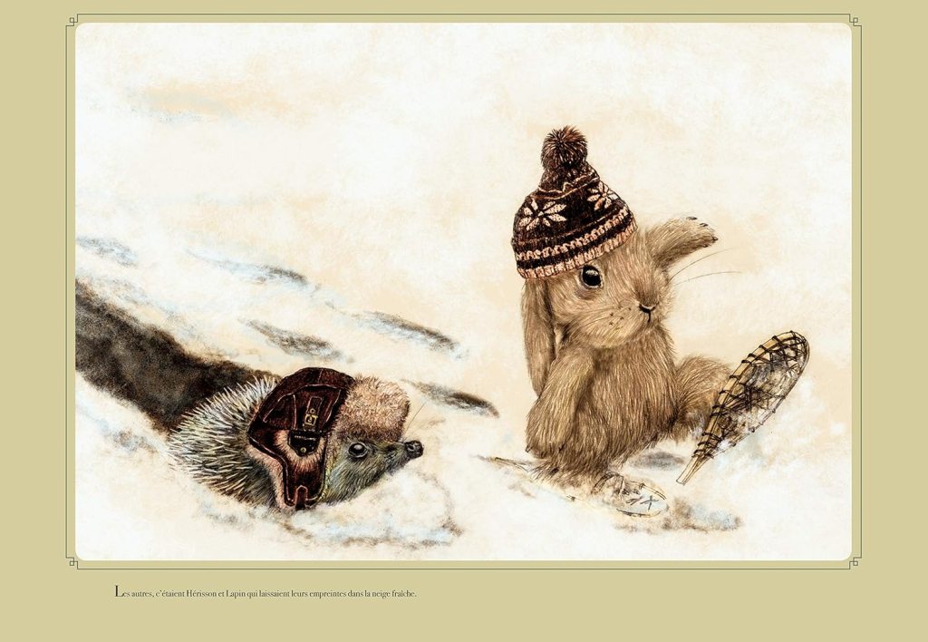 Un lapin portant un bonnet en train de marcher dans la neige, avec un hérisson à proximité utilisant des raquettes.