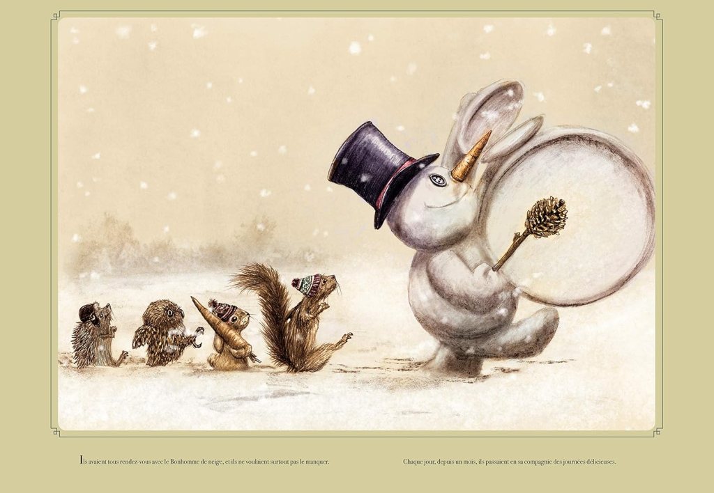 Un lapin enjoué avec un chapeau haut de forme marche dans la neige, tenant une boule et un cône, tandis que des animaux comme des hérissons et un écureuil le suivent, sous une chute de flocons de neige.