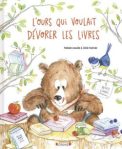Couverture du livre 'L'ours qui voulait dévorer les livres', montrant un ours assis à une table avec des livres, une pomme et un oiseau sur une branche.