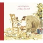 Couverture du livre 'Le sapin de Noël' illustrée par un enfant et un ours, entourés de présents et d'un sapin décoré.