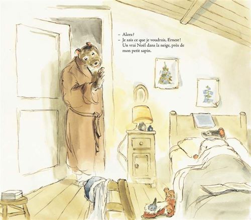Un ours en peignoir se tient dans une chambre avec un lit, parlant à un autre personnage allongé dans le lit. Sur un mur, un décor de Noël est visible.
