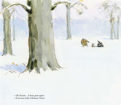 Deux personnages dans une forêt enneigée, admirant un petit sapin tordu.