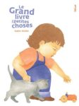 Un enfant joue avec un jouet au sol, accompagné d'un chat, sur la couverture d'un livre intitulé 'Le Grand livre des petites choses'.