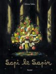 Couverture d'un livre intitulé 'Sapi le Sapin', montrant un sapin de Noël décoré au milieu d'une forêt sombre, avec un personnage en avant-plan.