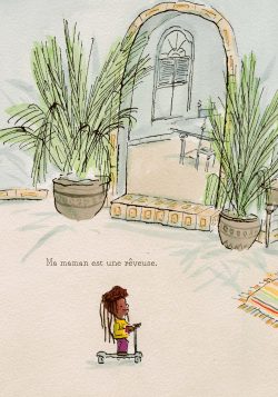 Illustration d'une petite fille sur un scooter, avec des plantes en pot et un arc de porte derrière elle, accompagnée de la phrase 'Ma maman est une rêveuse.'