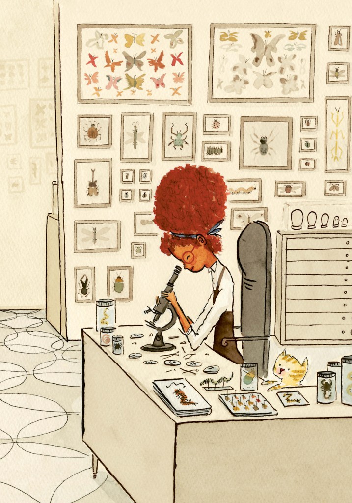 Une personne avec des cheveux frisés rouges examine des insectes à l'aide d'un microscope dans un bureau décoré de tableaux d'insectes.