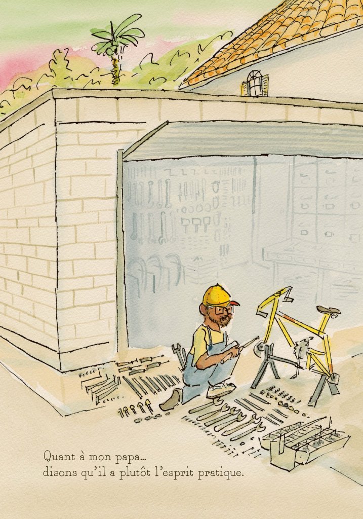 Un homme en train de réparer un vélo dans un garage, entouré d'outils éparpillés au sol. Il porte une casquette jaune et des lunettes. Un palmier est visible à l'arrière-plan.