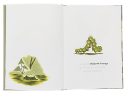 Page d'un livre ouvert avec une illustration d'une chenille verte à côté de la phrase en français, 'Je suis une créature étrange'.