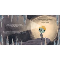 Illustration d'un jeune garçon avec des lunettes et un casque de chantier, se tenant dans une caverne sombre avec une lumière. Des stalactites pendent du plafond.
