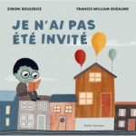 Couverture d'un livre intitulé 'Je n'ai pas été invité', illustrant un garçon aux lunettes lisant sur le toit d'une maison, avec des ballons colorés et des maisons en arrière-plan.