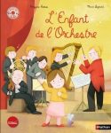 Couverture du livre 'L'Enfant de l'Orchestre' avec une illustration d'un enfant et des musiciens sur scène.