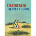 Couverture du livre 'Serpent Bleu Serpent Rouge' avec un fond de paysage herbeux et deux serpents colorés.