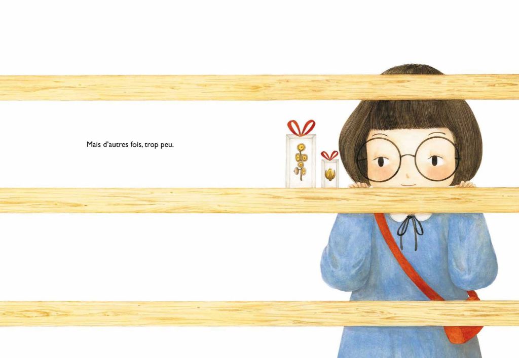 Une fille avec des lunettes et une robe bleue regarde à travers des barreaux en bois, avec des cadeaux à côté d'elle.