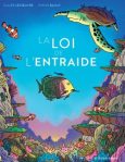 Couverture du livre 'La Loi de l'Entraide' avec des illustrations colorées de poissons et de tortues flottant dans l'eau.