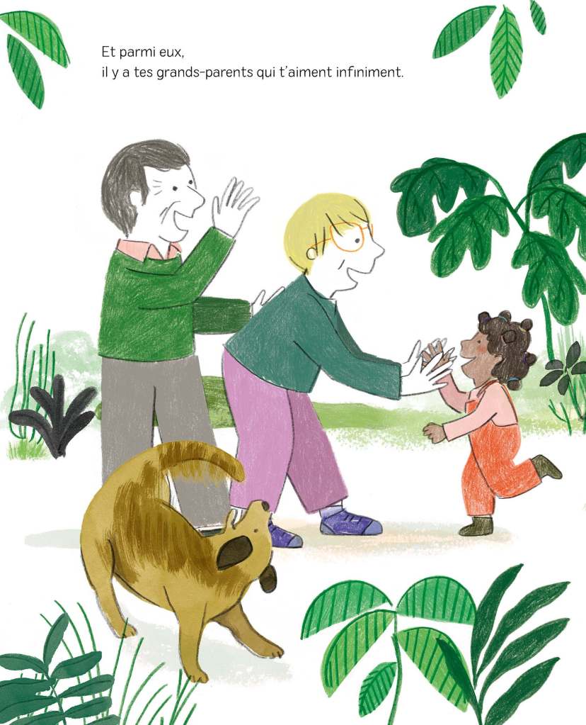 Un enfant court vers ses grands-parents avec un chien qui s'approche, dans un cadre de verdure.