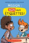 Couverture d'un livre intitulé 'MISSION : NON AUX ÉTIQUETTES !', montrant deux enfants, un garçon aux cheveux roux et une fille aux cheveux crépus, engagés dans une activité ensemble.
