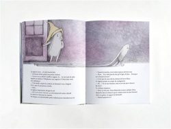 Une illustration d'un livre ouvert montrant un personnage ressemblant à un fantôme avec un chapeau, se tenant à une porte, et un autre personnage ressemblant à un poisson en bas à droite, avec des pages contenant du texte.