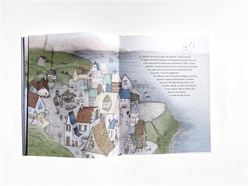Illustration d'une ville côtière avec des maisons colorées et un paysage paisible, accompagnée de texte littéraire.