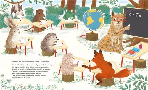 Une scène de classe animée avec des animaux, comprenant un renard, un hibou, un hérisson, une grenouille et un lapin, assis à des bureaux en bois. Un tableau noir affiche une équation mathématique. Un globe terrestre est visible dans la pièce.